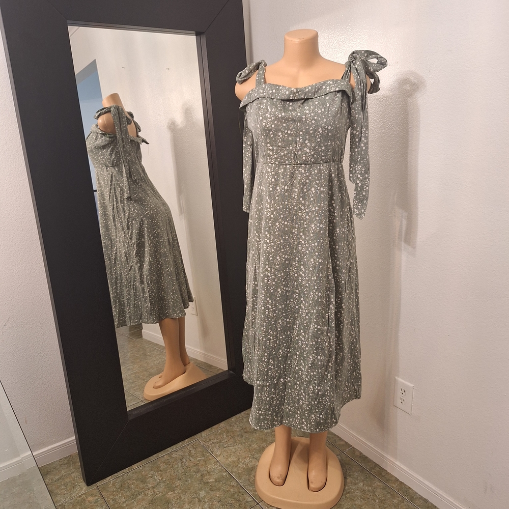 Francesca's Collections Green Cold Shoulder Midi Sundress